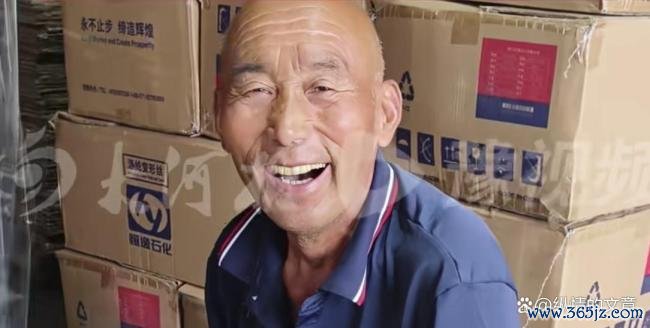 71岁老东说念主凌晨雨中搬货背后！